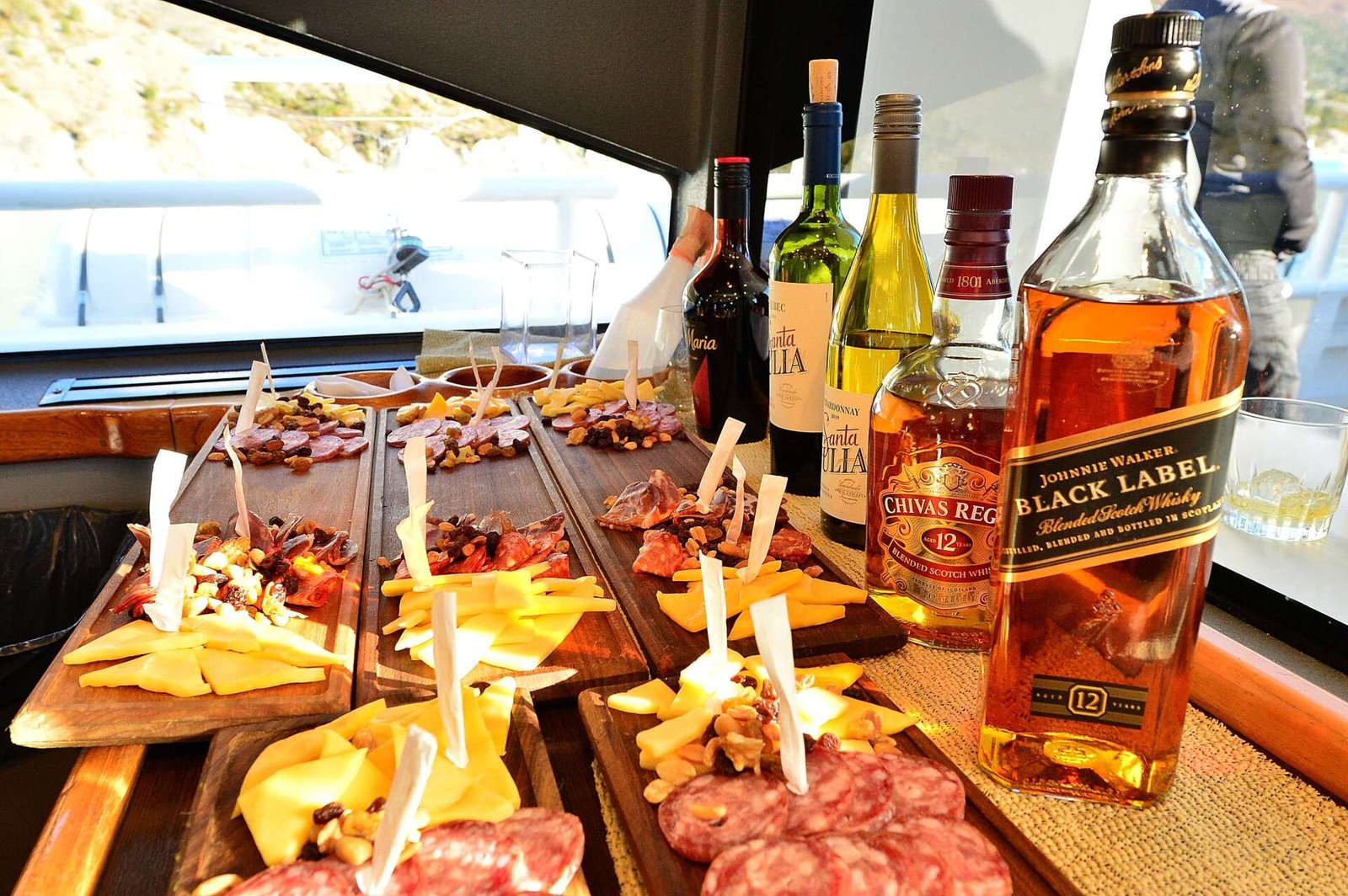 Navegue pelo Lago Argentino em uma experiência única com o Captain's Club. Desfrute de um almoço completo e open bar enquanto admira os glaciares da Patagônia.