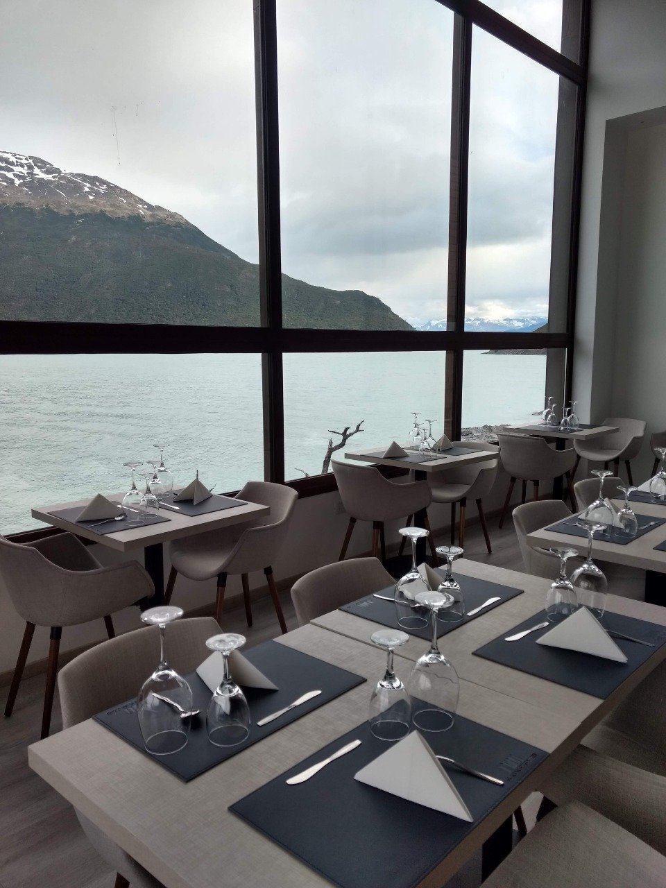 Navegue pelo Lago Argentino em uma experiência única com o Captain's Club. Desfrute de um almoço completo e open bar enquanto admira os glaciares da Patagônia.