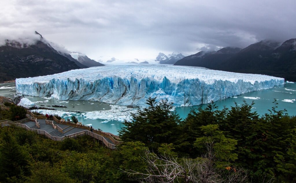 Descubra a fascinante beleza do Glaciar Perito Moreno em um passeio completo a partir de El Calafate.