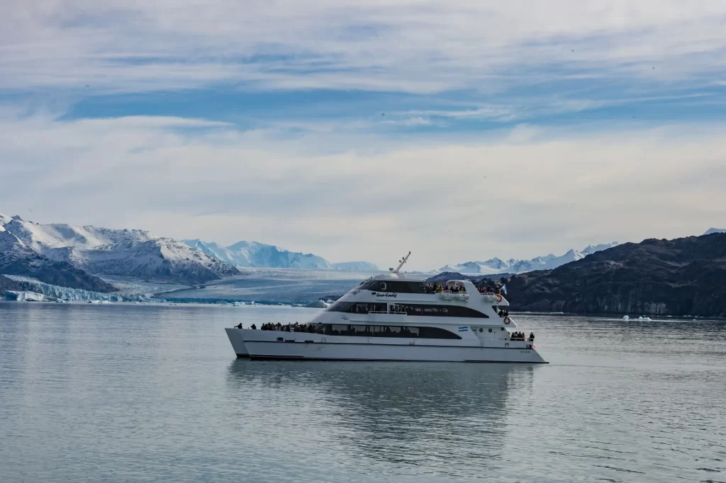 Explore o Glaciar Upsala e o Glaciar Spegazzini em uma navegação pelo Lago Argentino. Vistas deslumbrantes de icebergs e trilhas na Patagônia em um passeio de 6 horas.