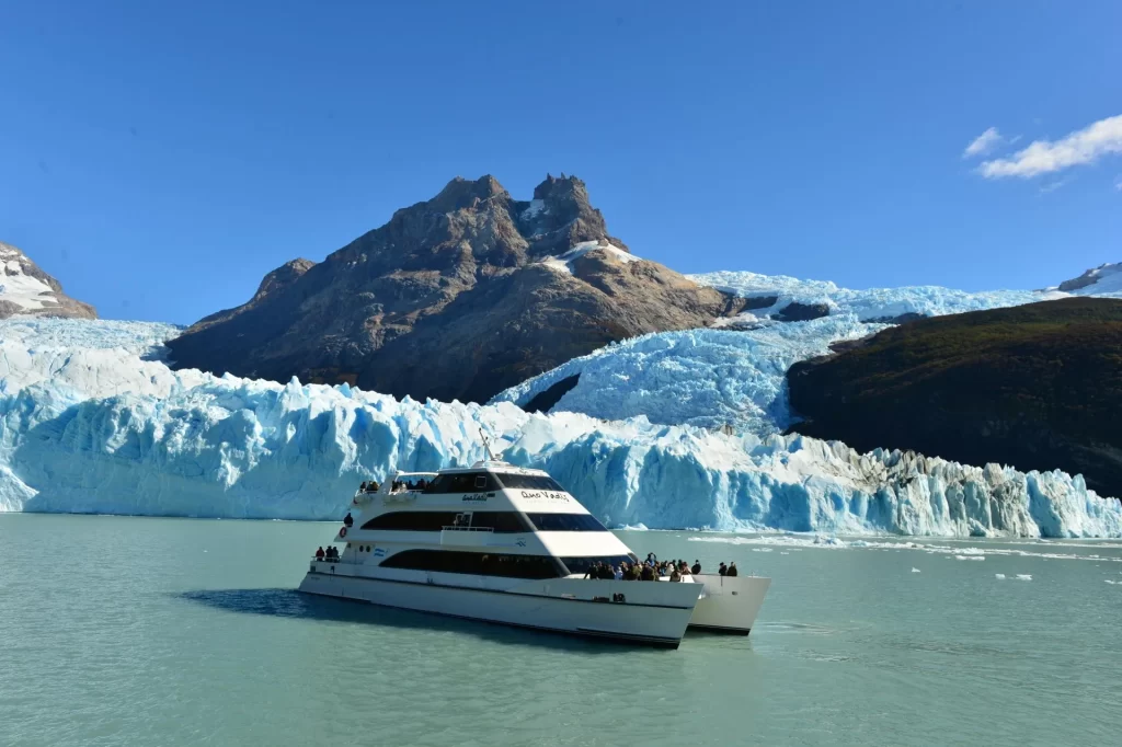 Explore o Glaciar Upsala e o Glaciar Spegazzini em uma navegação pelo Lago Argentino. Vistas deslumbrantes de icebergs e trilhas na Patagônia em um passeio de 6 horas.