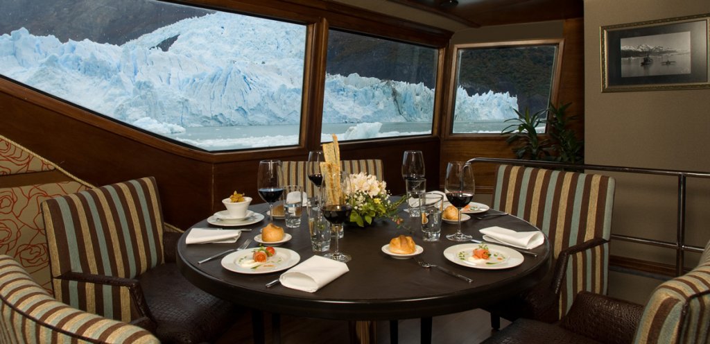 Descubra as belezas da Patagônia navegando pelos glaciares Upsala, Spegazzini e Perito Moreno em um cruzeiro gourmet.