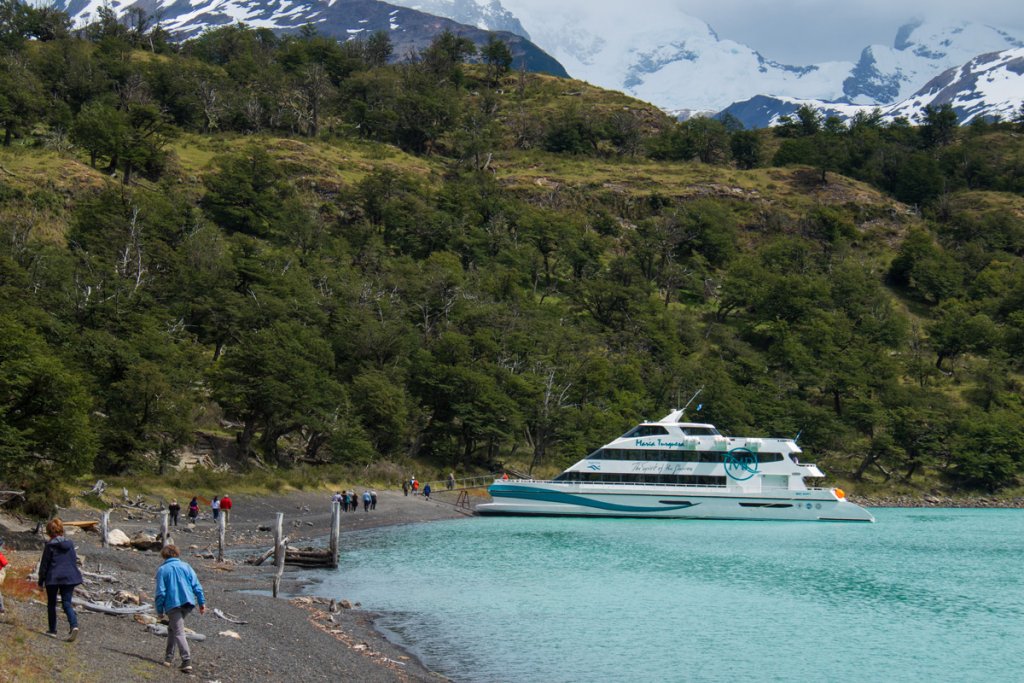 Descubra as belezas da Patagônia navegando pelos glaciares Upsala, Spegazzini e Perito Moreno em um cruzeiro gourmet.