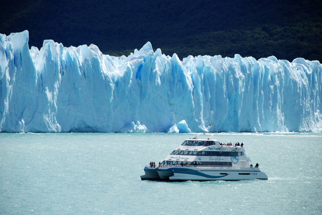 Descubra as belezas da Patagônia navegando pelos glaciares Upsala, Spegazzini e Perito Moreno em um cruzeiro gourmet.