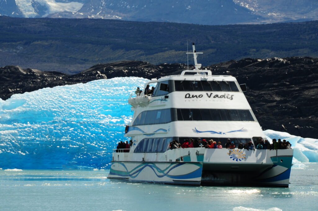 Navegue pelo Lago Argentino em um passeio exclusivo com almoço incluído. Descubra os glaciares Upsala, Spegazzini e muito mais na Patagônia.