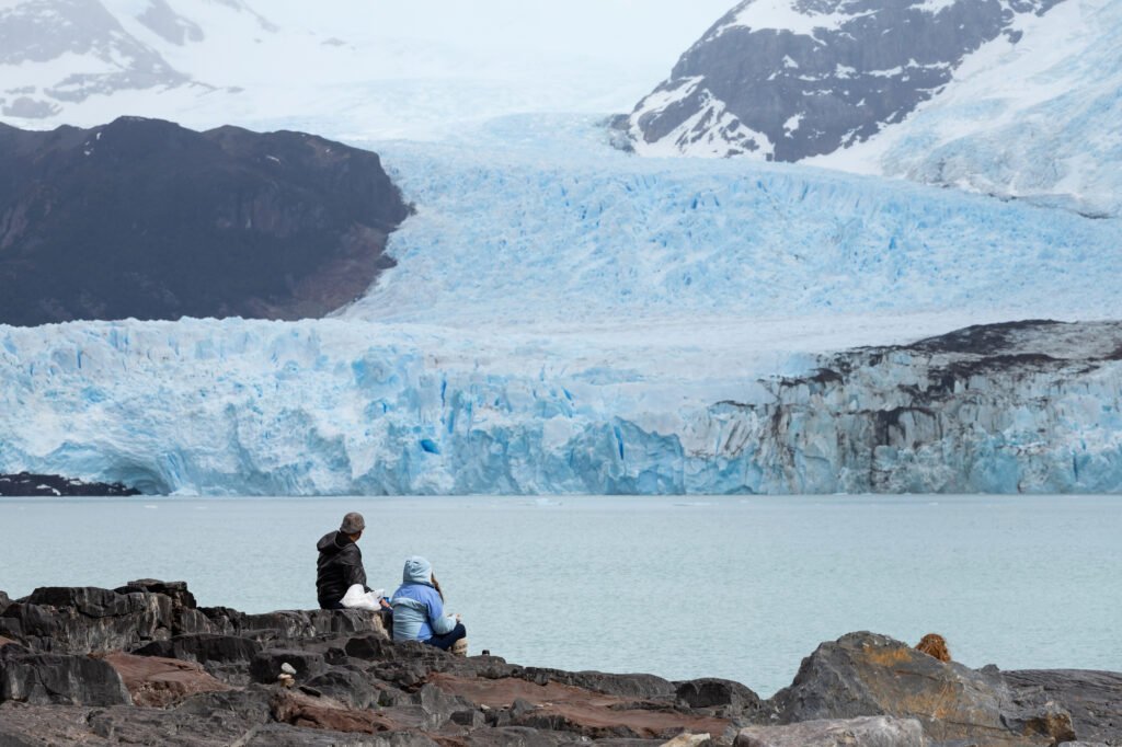 Navegue pelo Lago Argentino em um passeio exclusivo com almoço incluído. Descubra os glaciares Upsala, Spegazzini e muito mais na Patagônia.