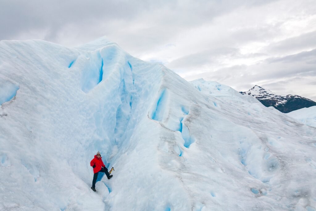 Descubra o glaciar Perito Moreno em um emocionante minitrekking na Patagônia Argentina. Caminhe sobre o gelo, aprecie vistas panorâmicas e viva uma aventura inesquecível.