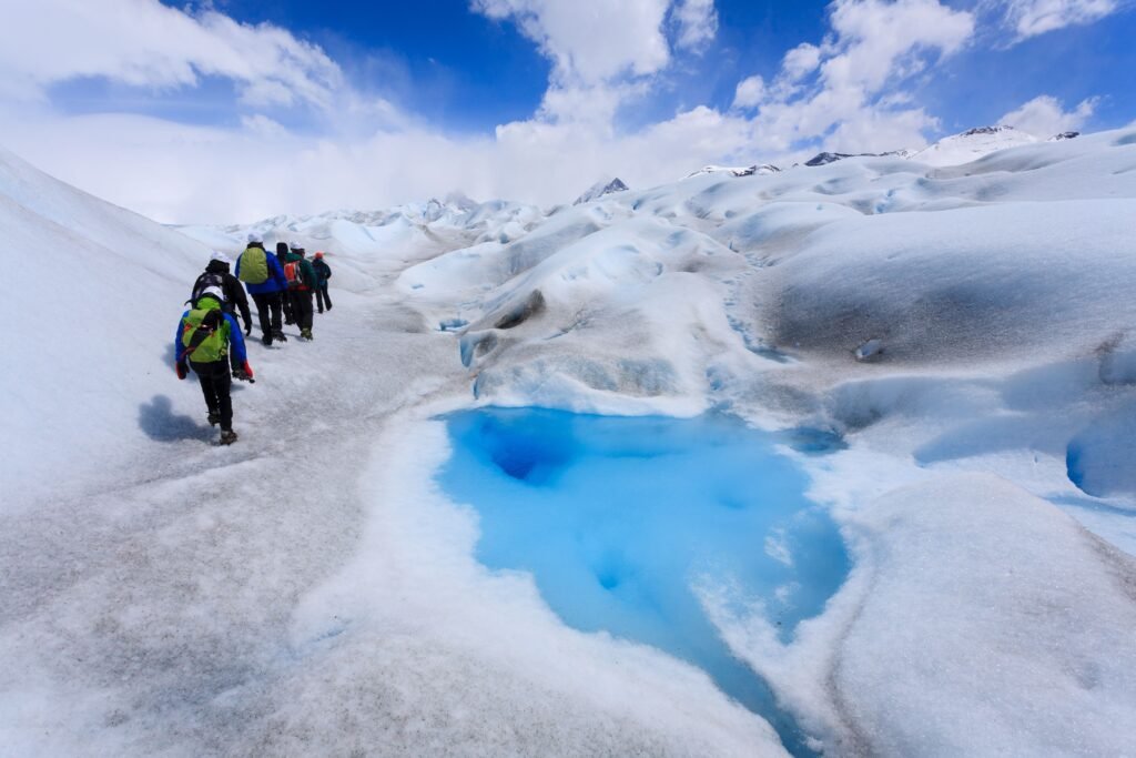 Descubra o glaciar Perito Moreno em um emocionante minitrekking na Patagônia Argentina. Caminhe sobre o gelo, aprecie vistas panorâmicas e viva uma aventura inesquecível.