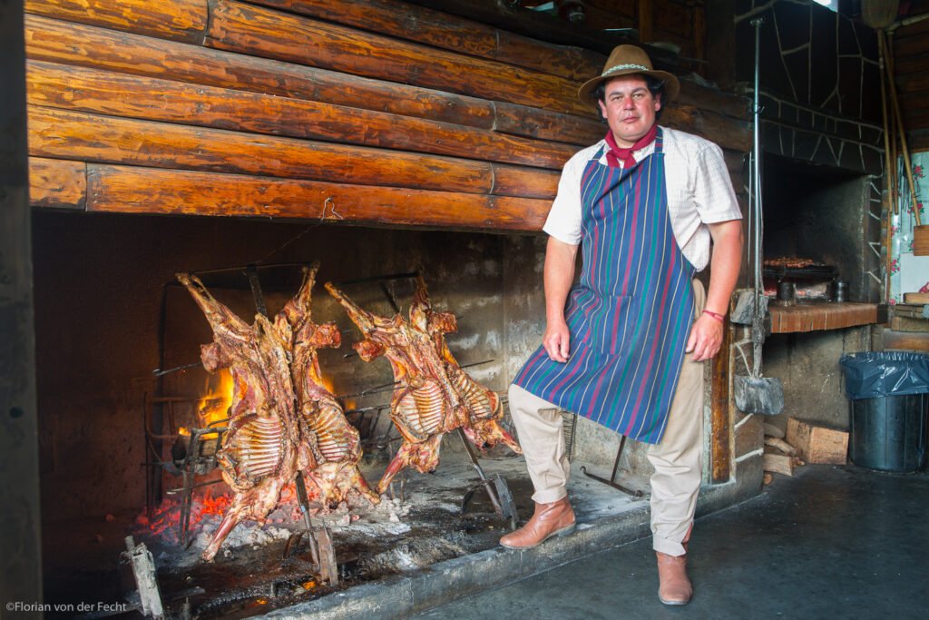 Explore a autêntica fazenda Nibepo Aike na Patagônia. Desfrute de atividades tradicionais, como demonstração de tosquia e asado de cordeiro, em um dia de campo inesquecível.