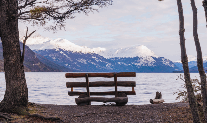 Explore o Parque Nacional Tierra Del Fuego, conheça o Correio do Fim do Mundo, o Lago Roca, e a Baía Lapataia, final da Rota Pan-Americana.