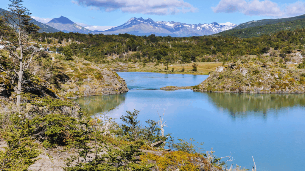 Explore o Parque Nacional Tierra Del Fuego, conheça o Correio do Fim do Mundo, o Lago Roca, e a Baía Lapataia, final da Rota Pan-Americana.