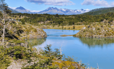 Explore o Parque Nacional Tierra Del Fuego, conheça o Correio do Fim do Mundo, o Lago Roca, e a Baía Lapataia, final da Rota Pan-Americana.