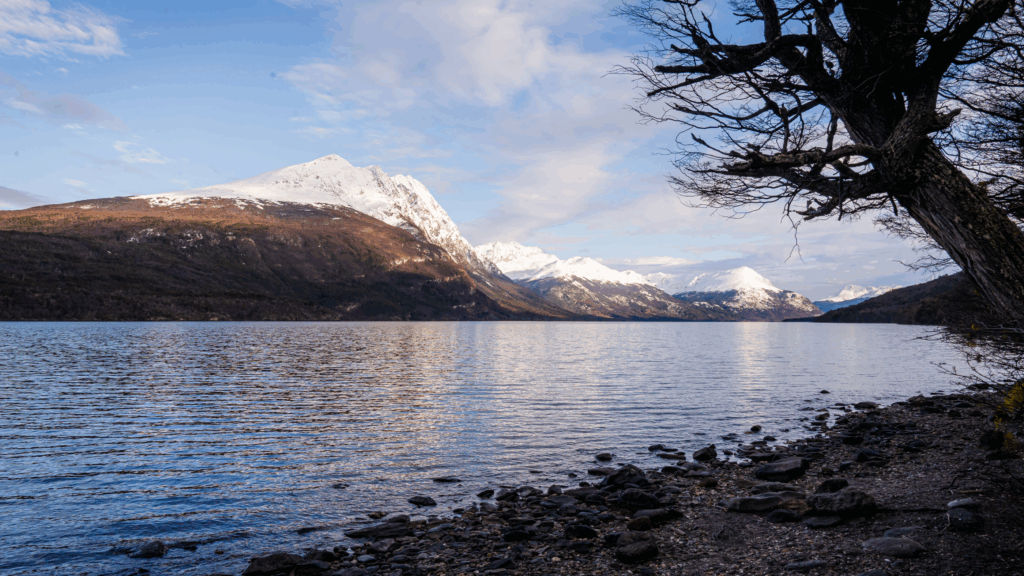 Explore o Parque Nacional Tierra Del Fuego, conheça o Correio do Fim do Mundo, o Lago Roca, e a Baía Lapataia, final da Rota Pan-Americana.
