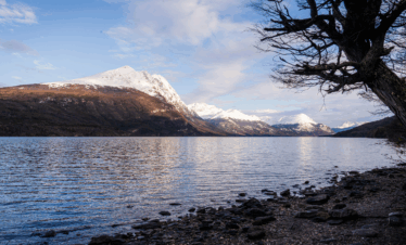 Explore o Parque Nacional Tierra Del Fuego, conheça o Correio do Fim do Mundo, o Lago Roca, e a Baía Lapataia, final da Rota Pan-Americana.