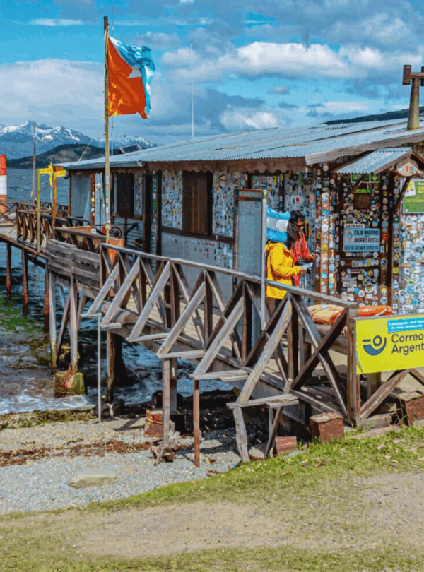 Explore o Parque Nacional Tierra Del Fuego, conheça o Correio do Fim do Mundo, o Lago Roca, e a Baía Lapataia, final da Rota Pan-Americana.