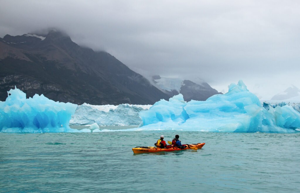 Experimente o Glaciar Perito Moreno de uma perspectiva única ao remando pelas águas do Lago Argentino. Uma aventura inesquecível de caiaque no coração da Patagônia.