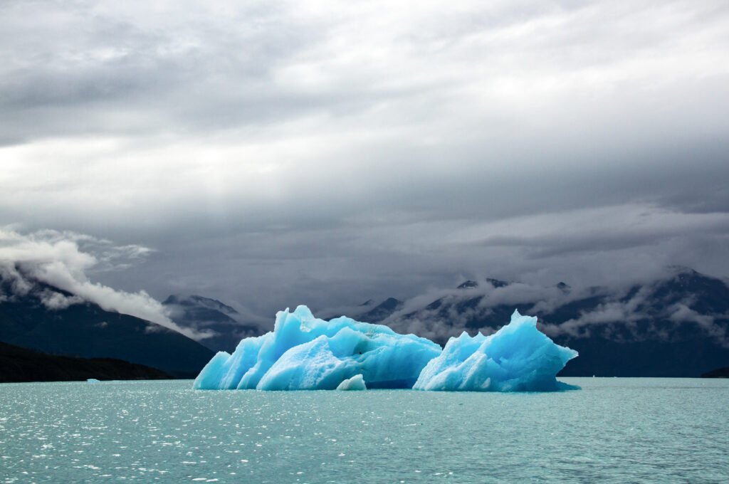 Experimente o Glaciar Perito Moreno de uma perspectiva única ao remando pelas águas do Lago Argentino. Uma aventura inesquecível de caiaque no coração da Patagônia.