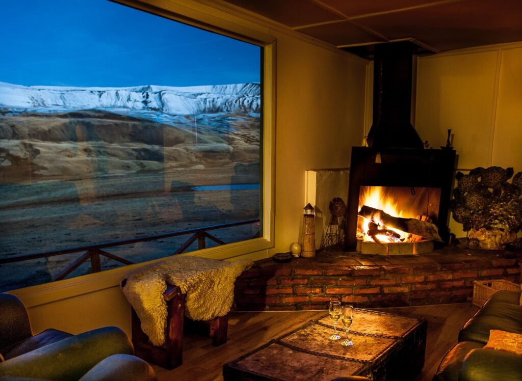 Explore a Patagônia Profunda em uma emocionante expedição 4x4. Visite sítios arqueológicos, observe a fauna local e desfrute de um delicioso almoço.