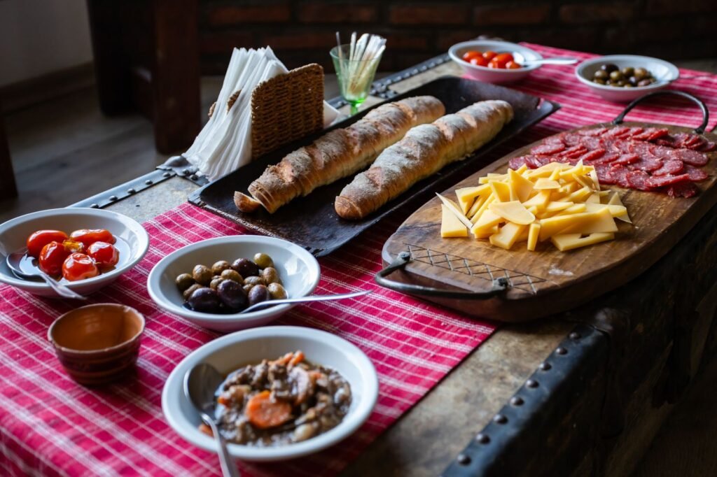 Explore a Patagônia Profunda em uma emocionante expedição 4x4. Visite sítios arqueológicos, observe a fauna local e desfrute de um delicioso almoço.