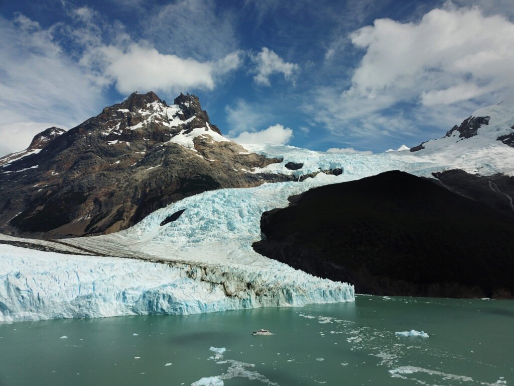 Navegue pelos glaciares Upsala, Spegazzini e Perito Moreno em um cruzeiro exclusivo na Patagônia.