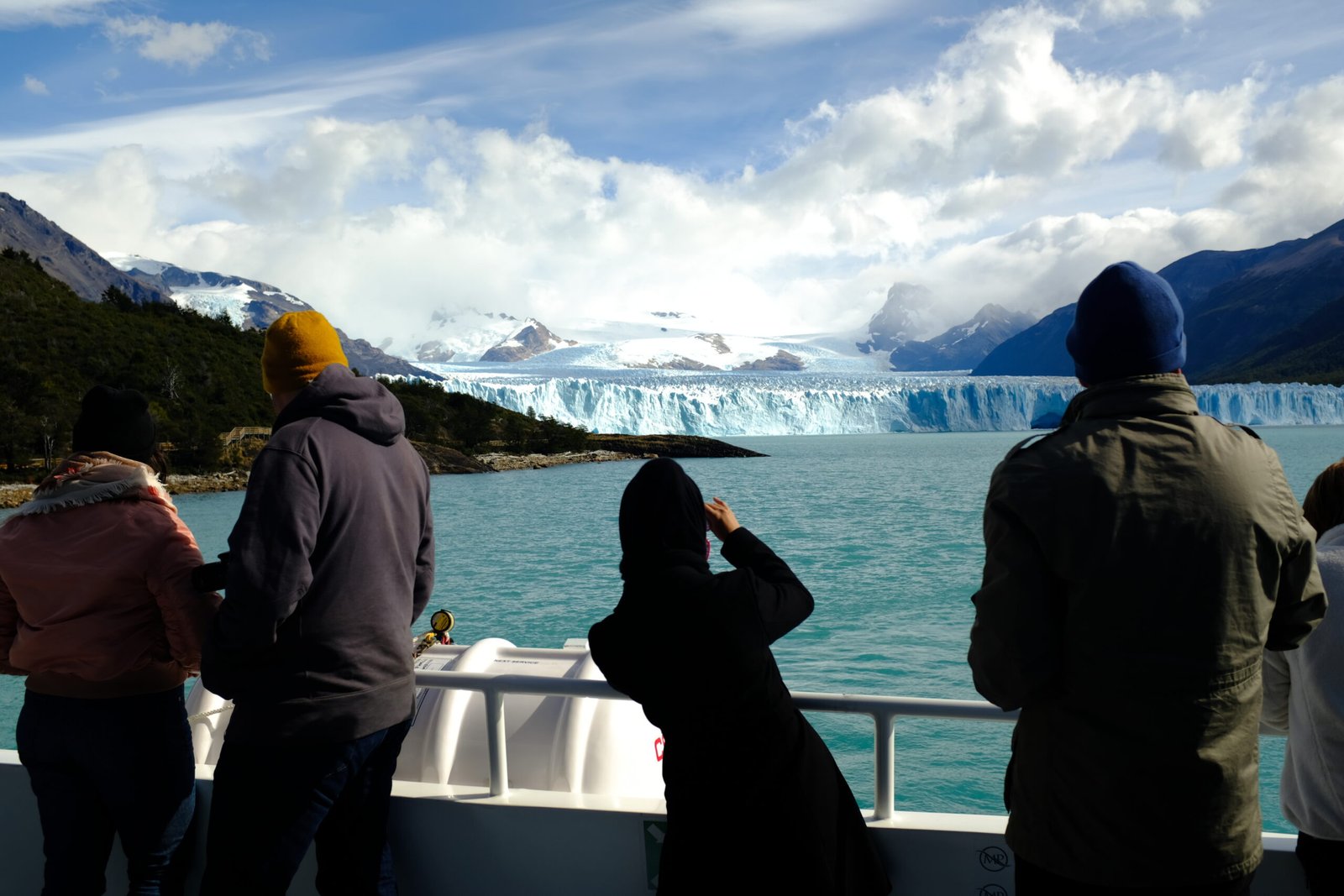 Navegue pelos glaciares Upsala, Spegazzini e Perito Moreno em um cruzeiro exclusivo na Patagônia.