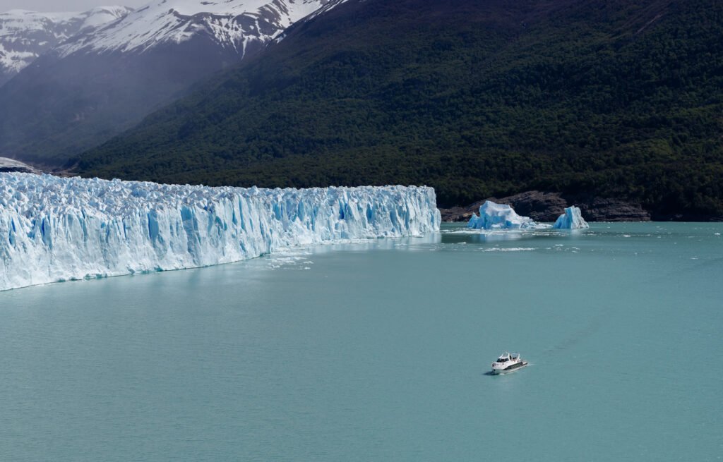 Navegue pelos glaciares Upsala, Spegazzini e Perito Moreno em um cruzeiro exclusivo na Patagônia.