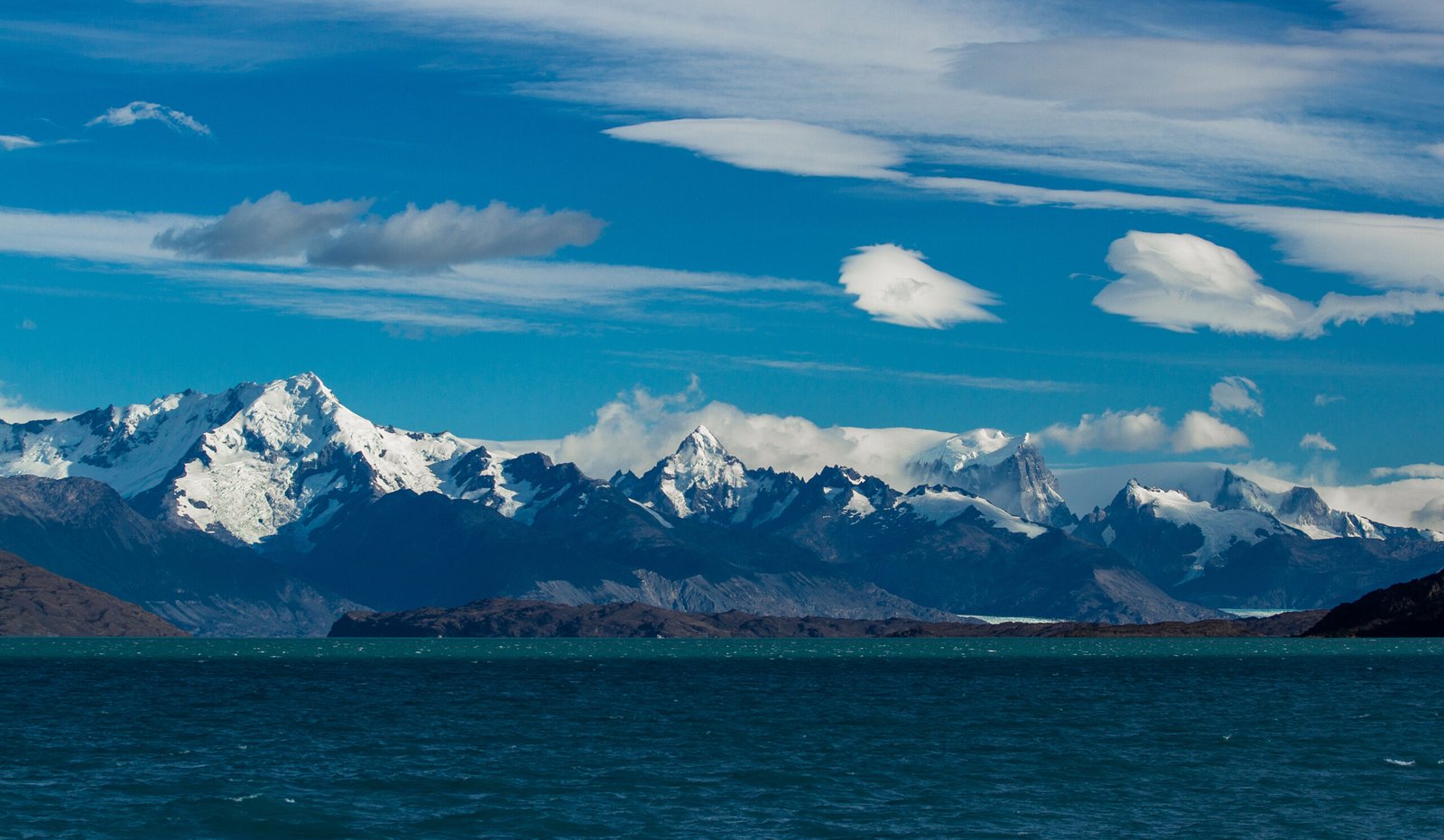 Navegue pelos glaciares Upsala, Spegazzini e Perito Moreno em um cruzeiro exclusivo na Patagônia.
