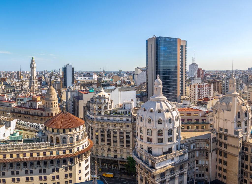 Planeje sua viagem a Buenos Aires com tranquilidade. Descubra os documentos necessários, dicas para menores de idade e regras atualizadas para entrada na Argentina.