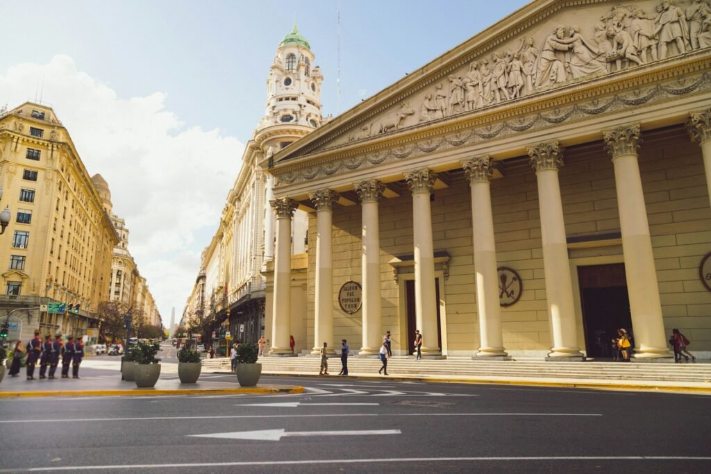 Planeje sua viagem a Buenos Aires com tranquilidade. Descubra os documentos necessários, dicas para menores de idade e regras atualizadas para entrada na Argentina.