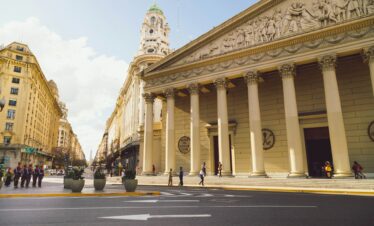 Planeje sua viagem a Buenos Aires com tranquilidade. Descubra os documentos necessários, dicas para menores de idade e regras atualizadas para entrada na Argentina.