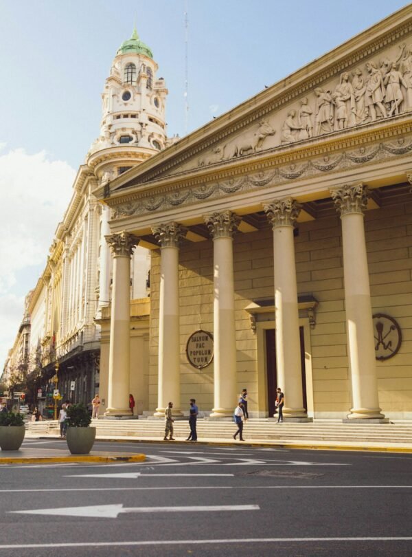 Planeje sua viagem a Buenos Aires com tranquilidade. Descubra os documentos necessários, dicas para menores de idade e regras atualizadas para entrada na Argentina.