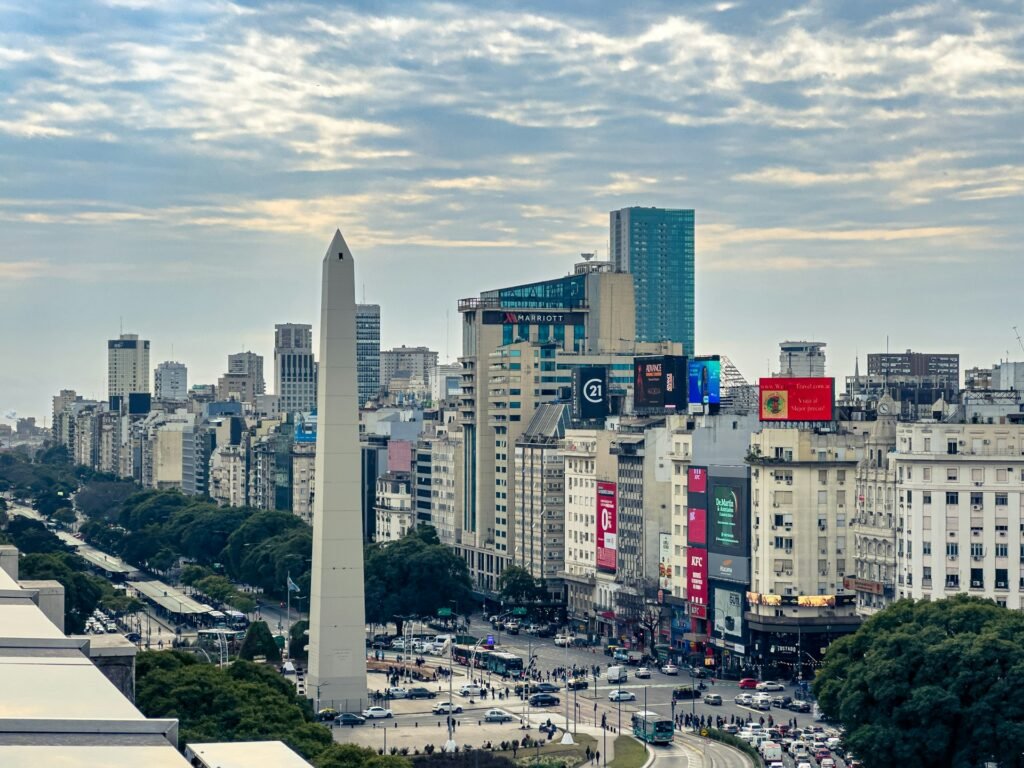 Planeje sua viagem a Buenos Aires com tranquilidade. Descubra os documentos necessários, dicas para menores de idade e regras atualizadas para entrada na Argentina.