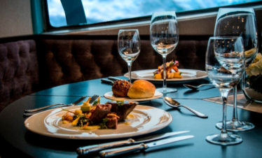 Explore a Patagônia com o Glaciares Gourmet Premium e navegue pelos glaciares em um cruzeiro com almoço incluído. El Calafate, te espera!