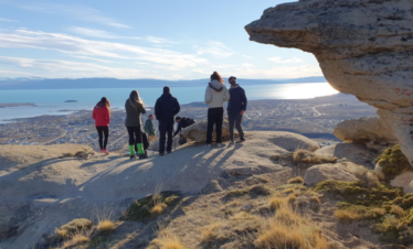 Aventura Extrema 4x4 Calafate: explore os Balcones do Cerro Huyliche com guia bilíngue, traslado e refeição incluídos.
