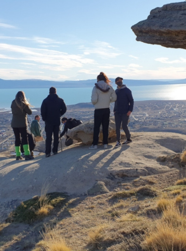 Aventura Extrema 4x4 Calafate: explore os Balcones do Cerro Huyliche com guia bilíngue, traslado e refeição incluídos.