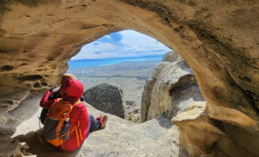 Aventura Extrema 4x4 Calafate: explore os Balcones do Cerro Huyliche com guia bilíngue, traslado e refeição incluídos.