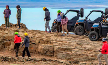 Aventura Extrema 4x4 Calafate: explore os Balcones do Cerro Huyliche com guia bilíngue, traslado e refeição incluídos.