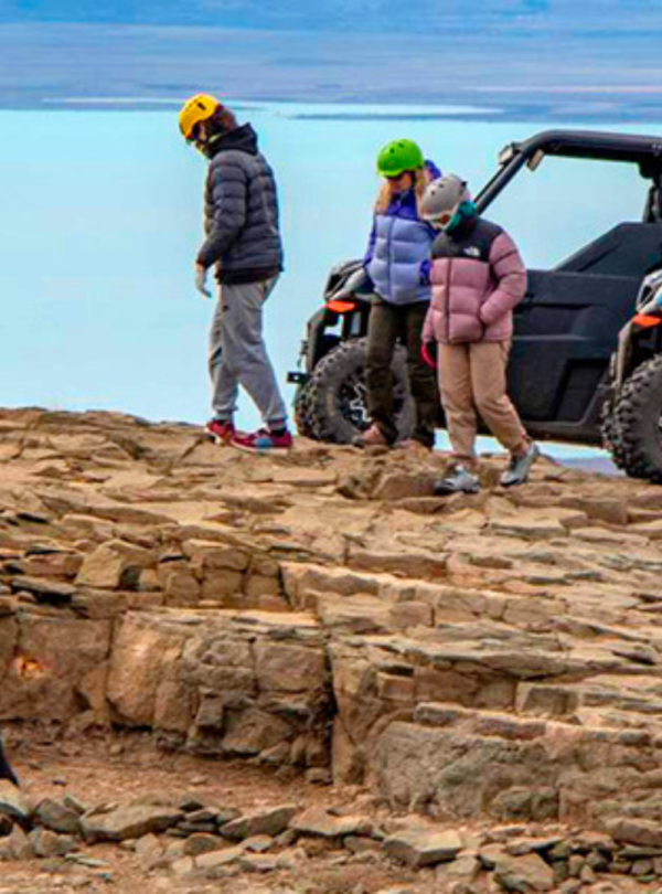 Aventura Extrema 4x4 Calafate: explore os Balcones do Cerro Huyliche com guia bilíngue, traslado e refeição incluídos.