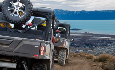 Aventura Extrema 4x4 Calafate: explore os Balcones do Cerro Huyliche com guia bilíngue, traslado e refeição incluídos.