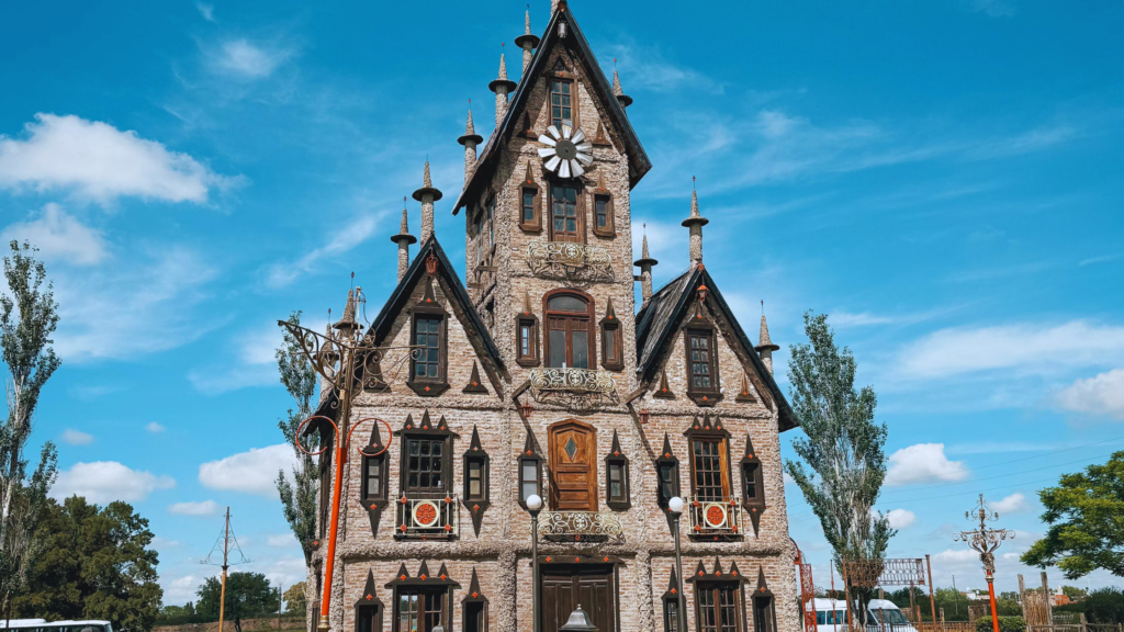 Explore a magia de Campanópolis, uma vila medieval perto de Buenos Aires. Transporte, visita guiada e um cenário digno de contos de fadas!