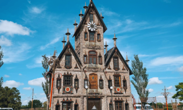 Explore a magia de Campanópolis, uma vila medieval perto de Buenos Aires. Transporte, visita guiada e um cenário digno de contos de fadas!