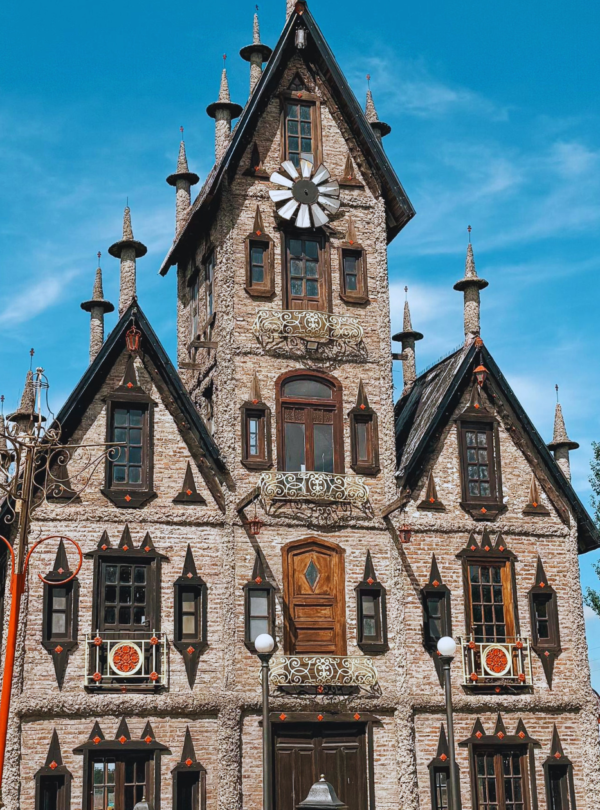 Explore a magia de Campanópolis, uma vila medieval perto de Buenos Aires. Transporte, visita guiada e um cenário digno de contos de fadas!