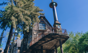 Explore a magia de Campanópolis, uma vila medieval perto de Buenos Aires. Transporte, visita guiada e um cenário digno de contos de fadas!