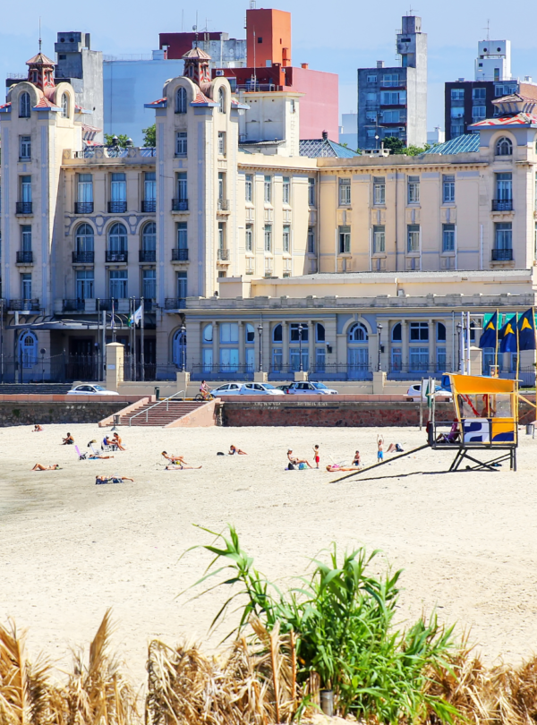Explore Montevidéu em um dia: Pacote completo com transporte, city tour guiado, almoço incluso e tempo para compras no Montevideo Shopping.