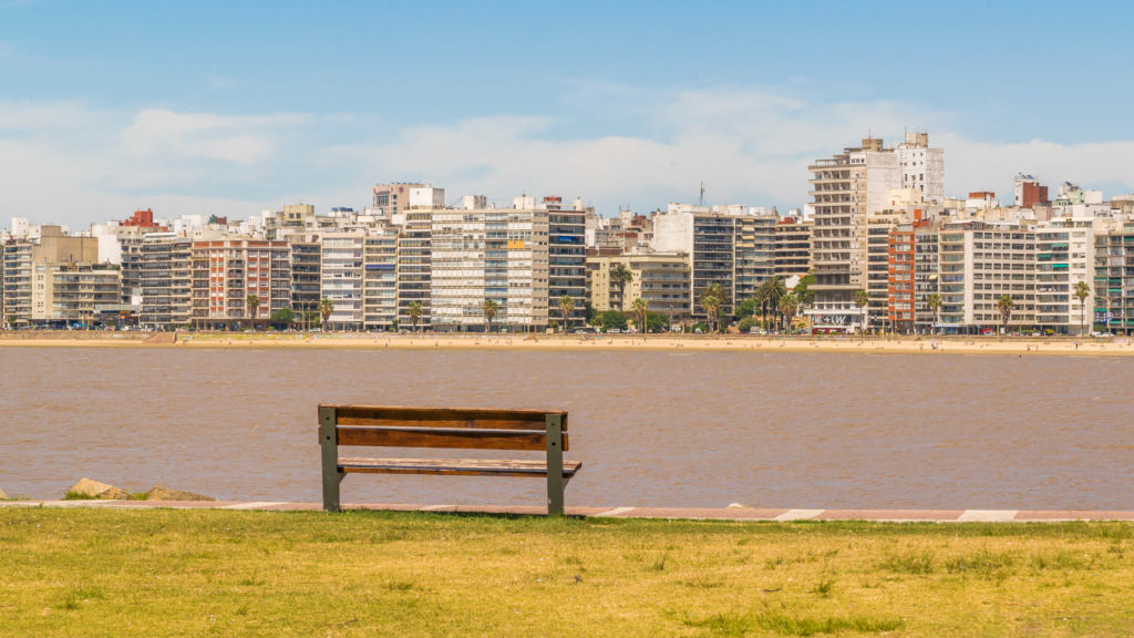 Explore Montevidéu em um dia: Pacote completo com transporte, city tour guiado, almoço incluso e tempo para compras no Montevideo Shopping.