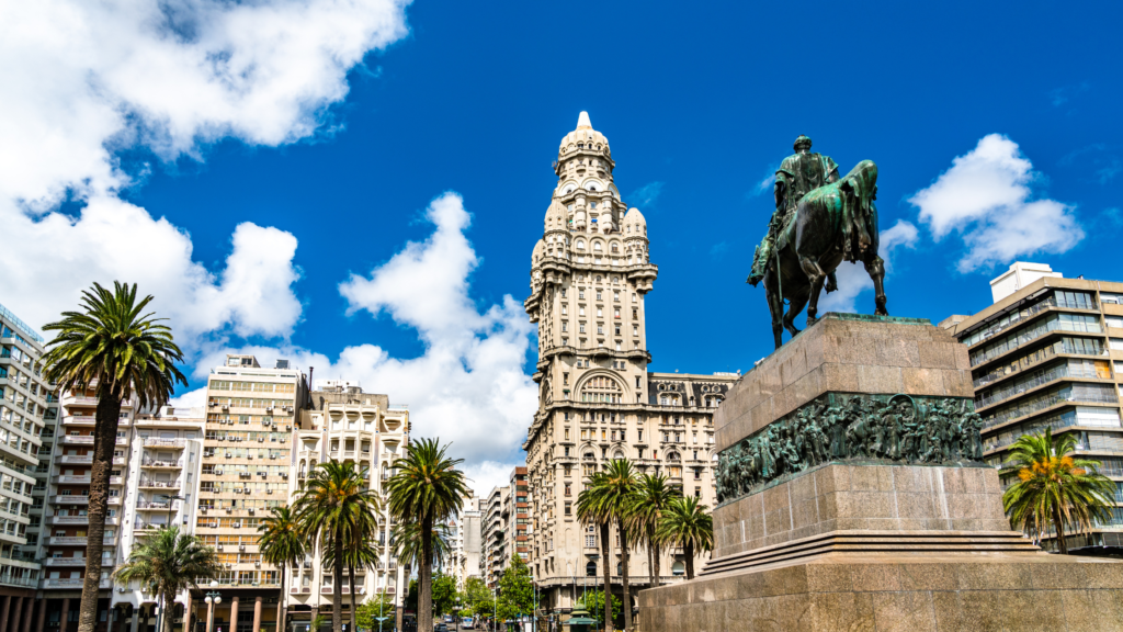 Explore Montevidéu em um dia: Pacote completo com transporte, city tour guiado, almoço incluso e tempo para compras no Montevideo Shopping.