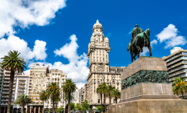 Explore Montevidéu em um dia: Pacote completo com transporte, city tour guiado, almoço incluso e tempo para compras no Montevideo Shopping.
