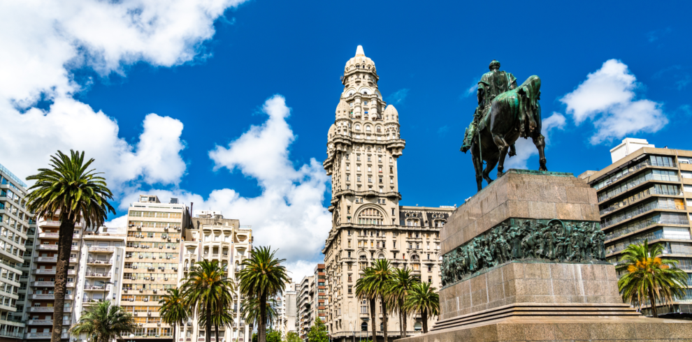 Explore Montevidéu em um dia: Pacote completo com transporte, city tour guiado, almoço incluso e tempo para compras no Montevideo Shopping.