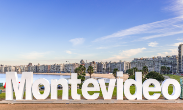 Explore Montevidéu em um dia: Pacote completo com transporte, city tour guiado, almoço incluso e tempo para compras no Montevideo Shopping.