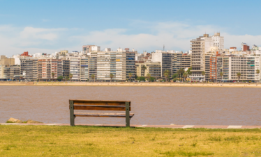 Explore Montevidéu em um dia: Pacote completo com transporte, city tour guiado, almoço incluso e tempo para compras no Montevideo Shopping.